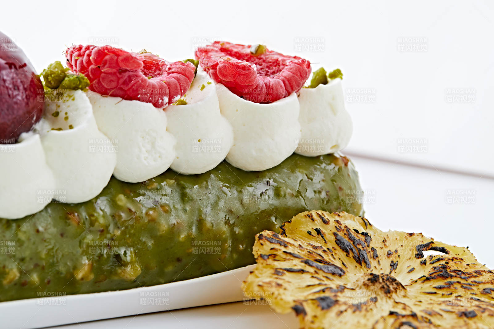 制作精美的法式小甜品蛋糕图片