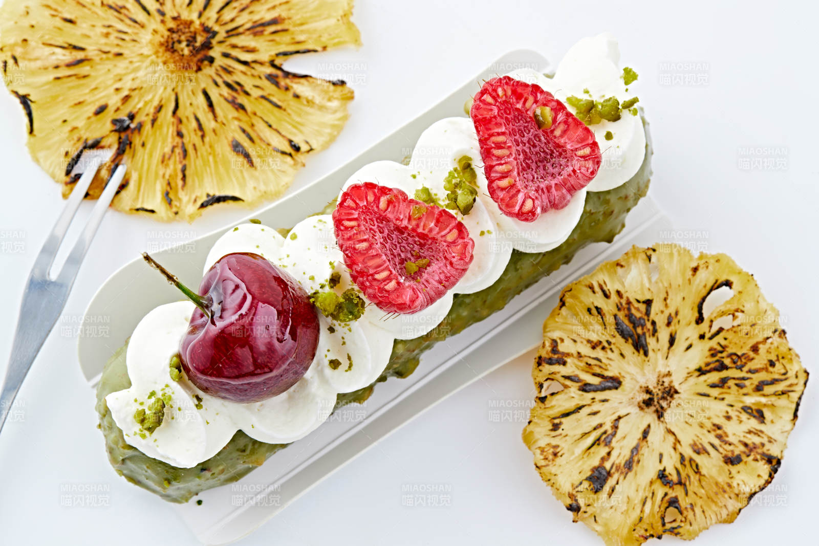 制作精美的法式小甜品蛋糕图片