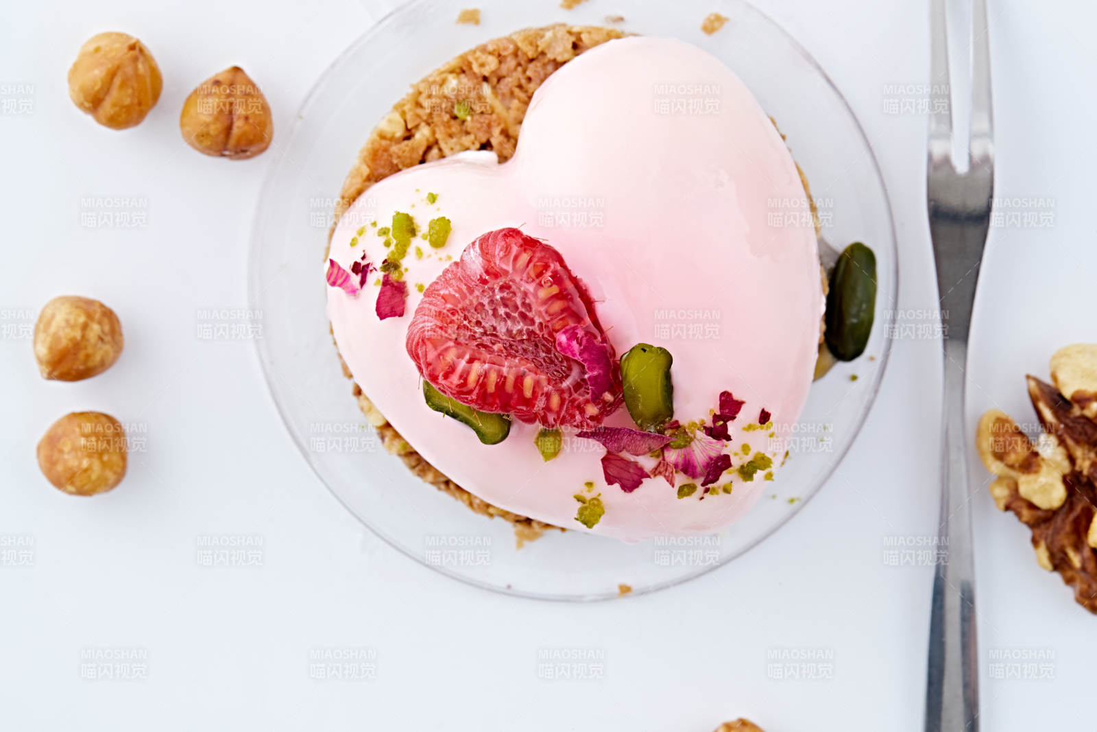 制作精美的法式小甜品蛋糕图片