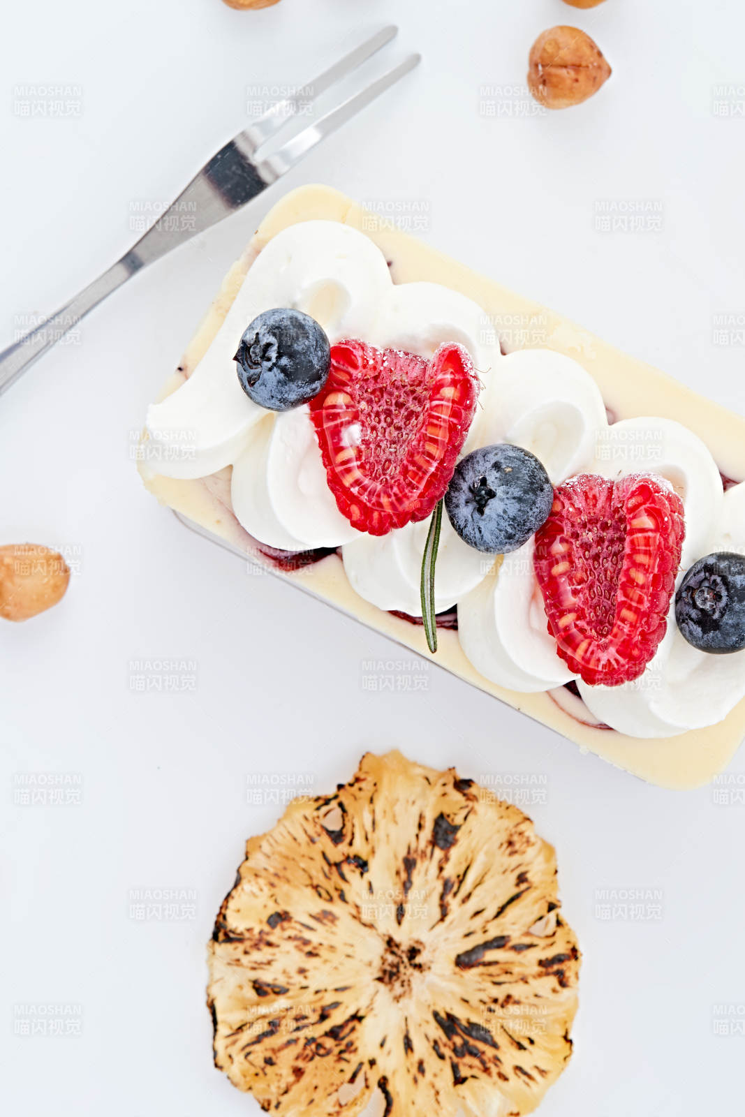 制作精美的法式小甜品蛋糕图片