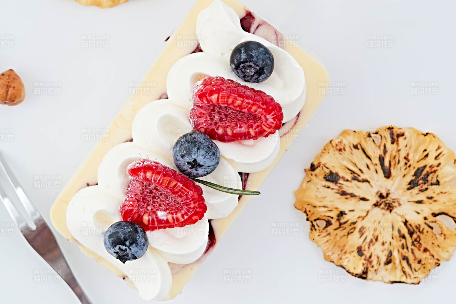 制作精美的法式小甜品蛋糕图片