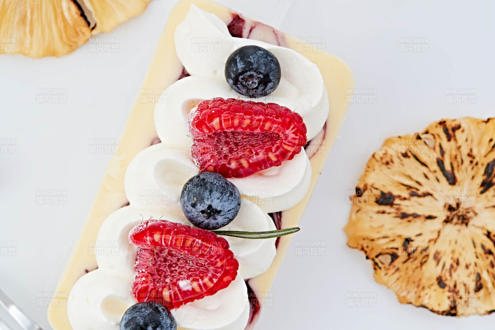 制作精美的法式小甜品蛋糕图片