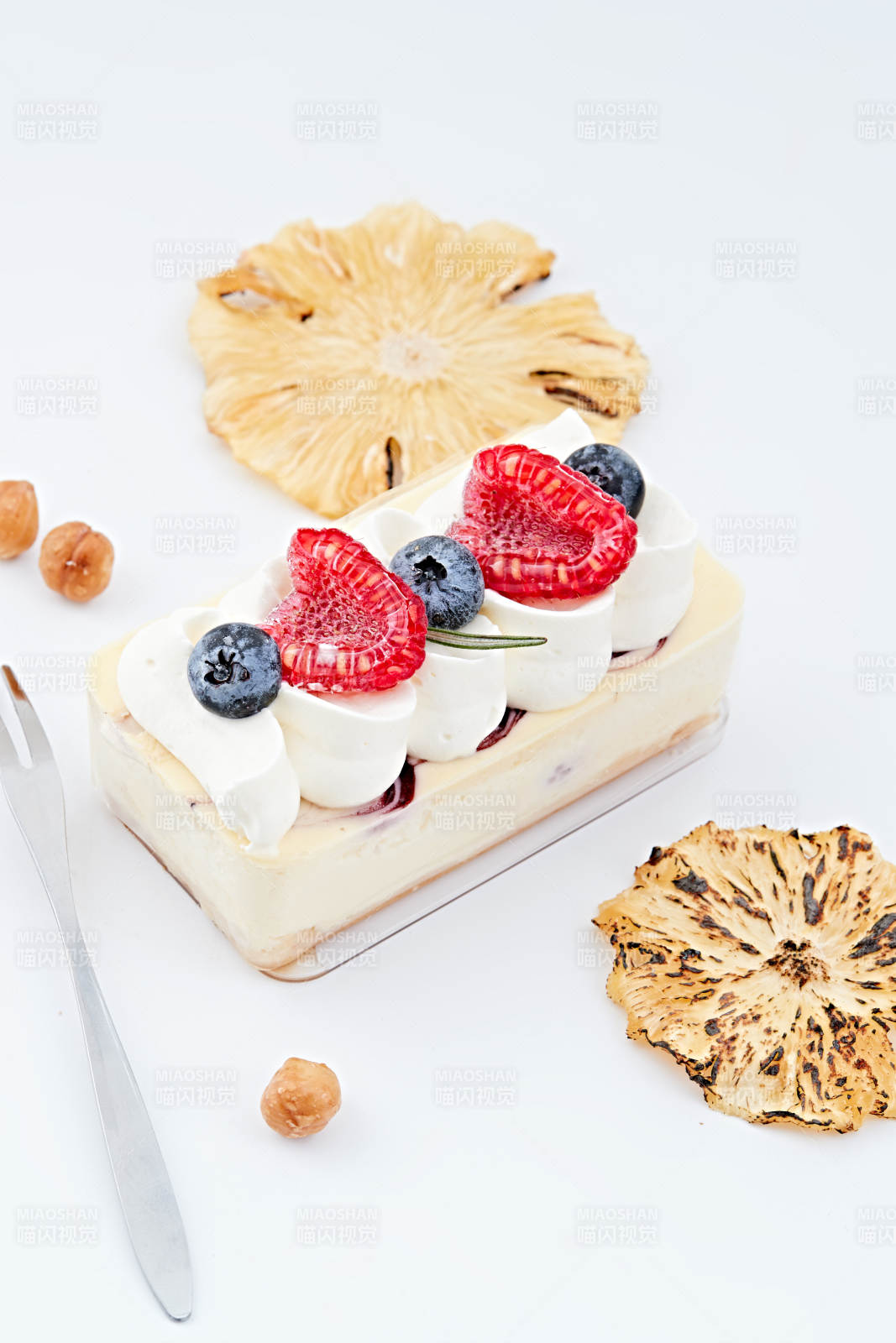 制作精美的法式小甜品蛋糕图片