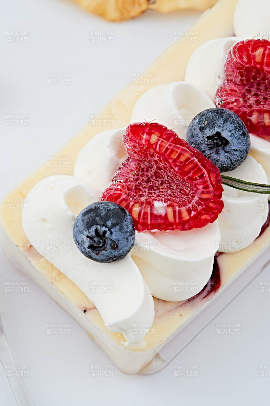 制作精美的法式小甜品蛋糕图片