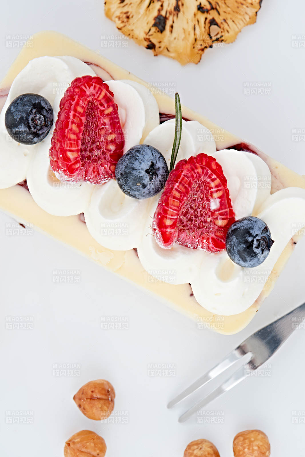 制作精美的法式小甜品蛋糕图片