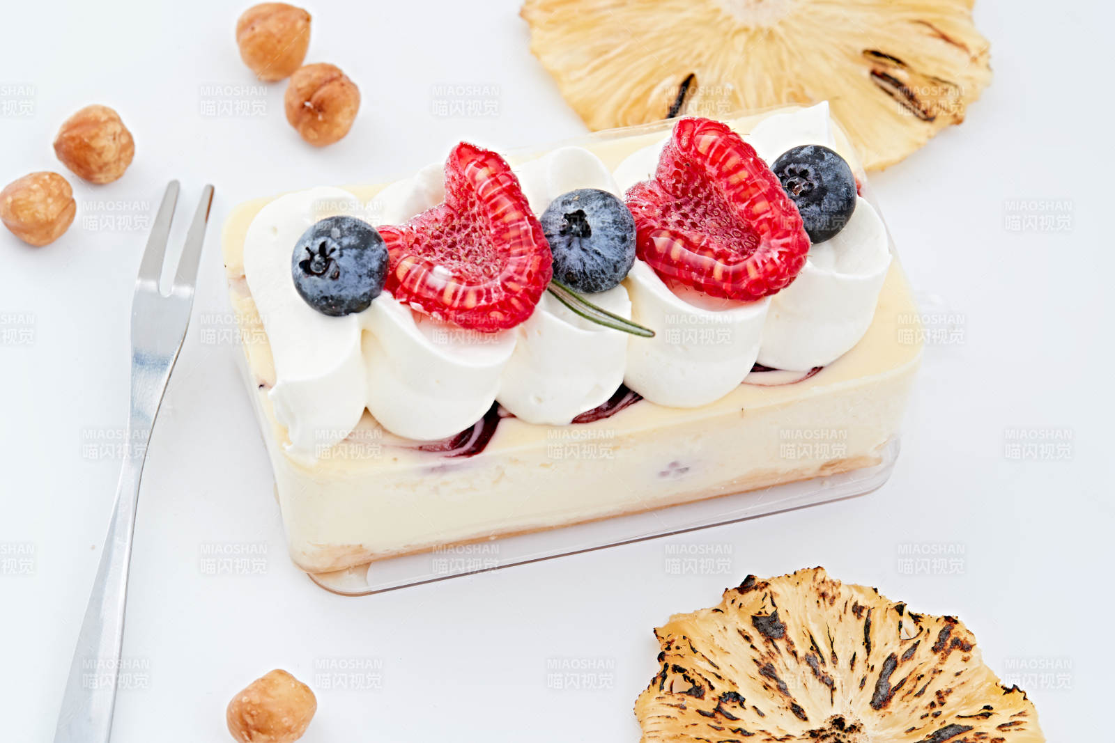 制作精美的法式小甜品蛋糕图片