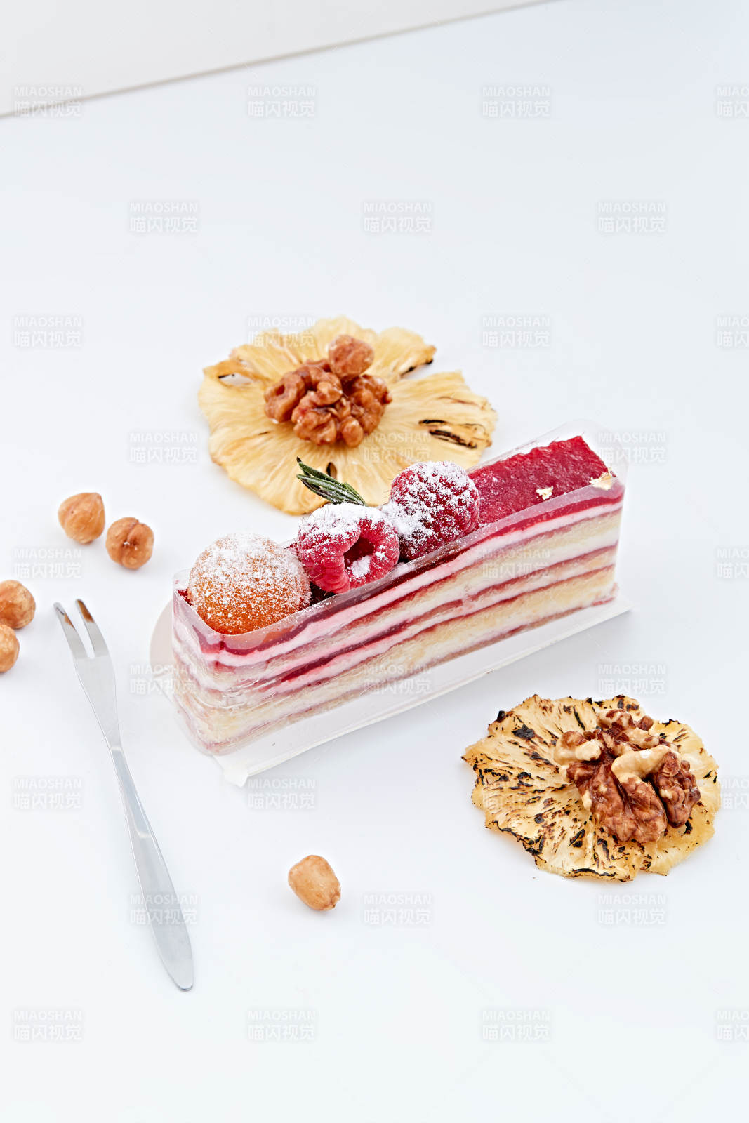 制作精美的法式小甜品蛋糕图片