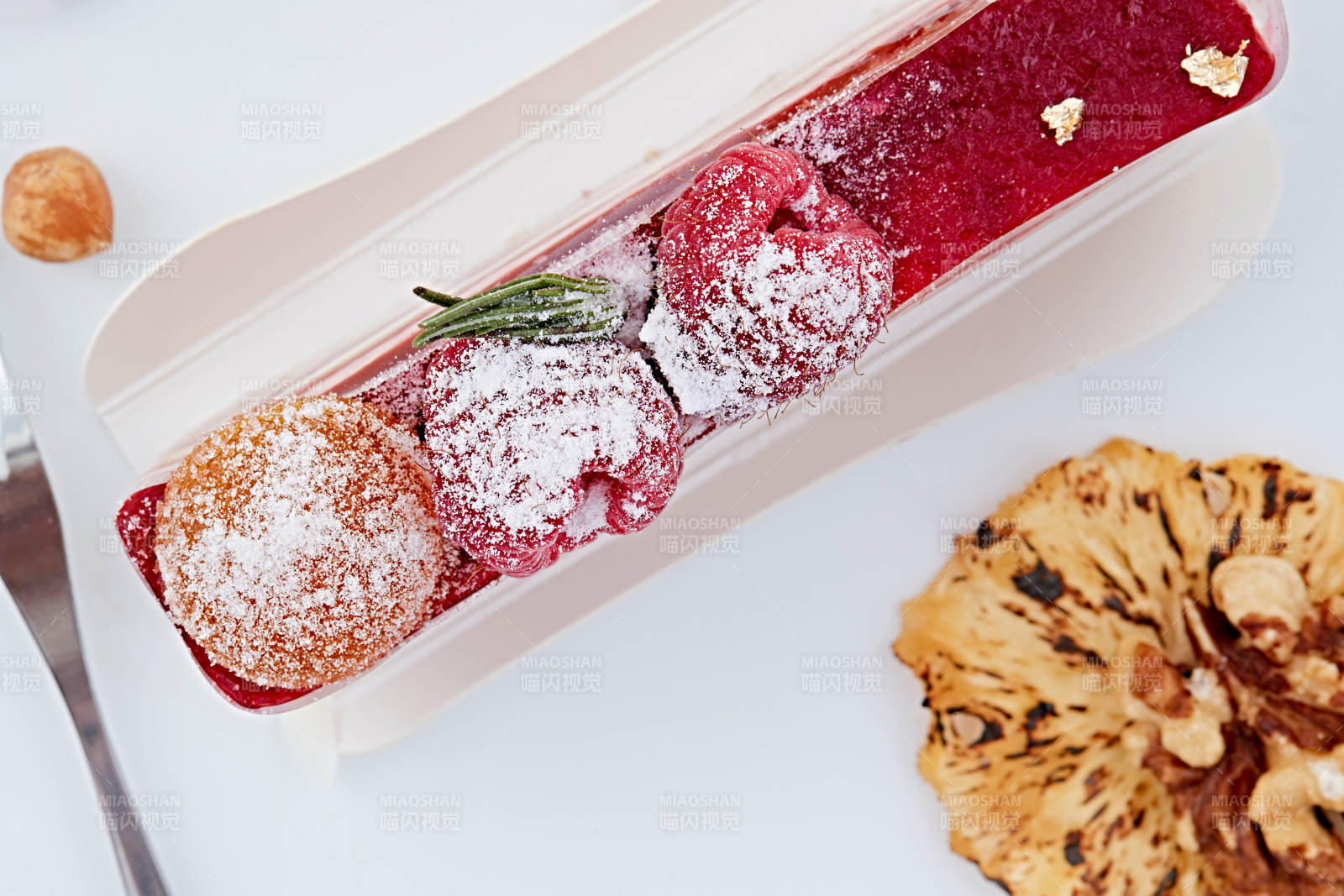 制作精美的法式小甜品蛋糕图片