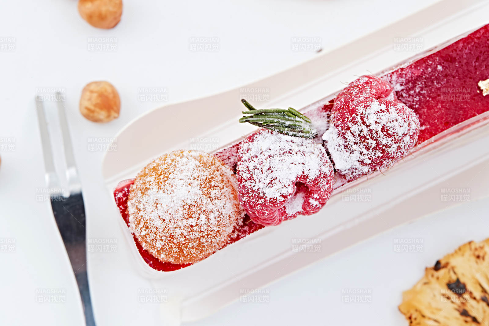 制作精美的法式小甜品蛋糕图片