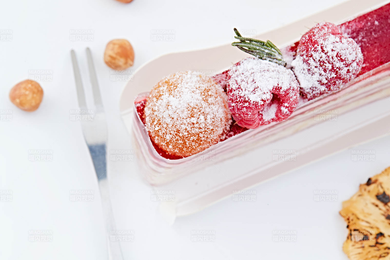 制作精美的法式小甜品蛋糕图片