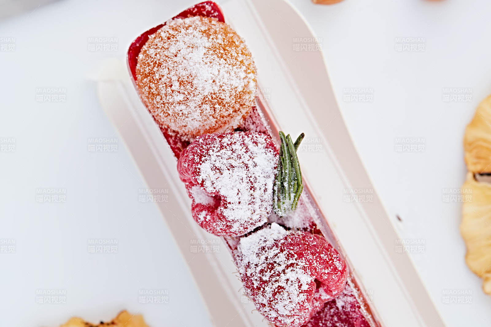 制作精美的法式小甜品蛋糕图片