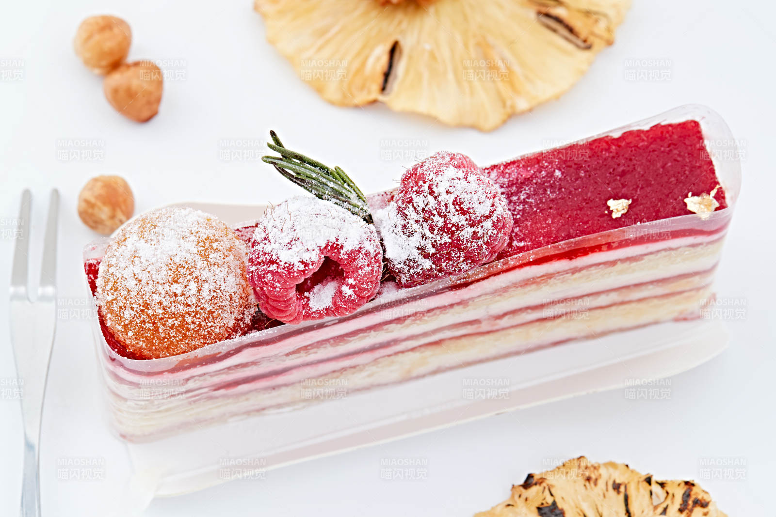 制作精美的法式小甜品蛋糕图片