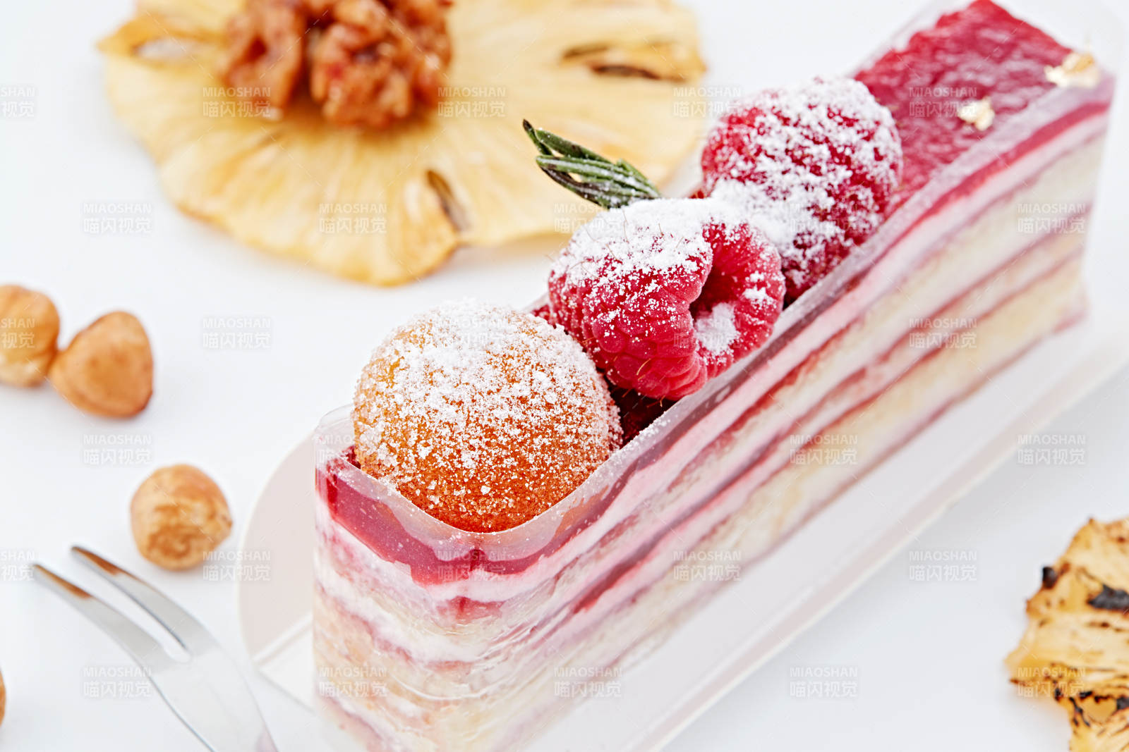 制作精美的法式小甜品蛋糕图片