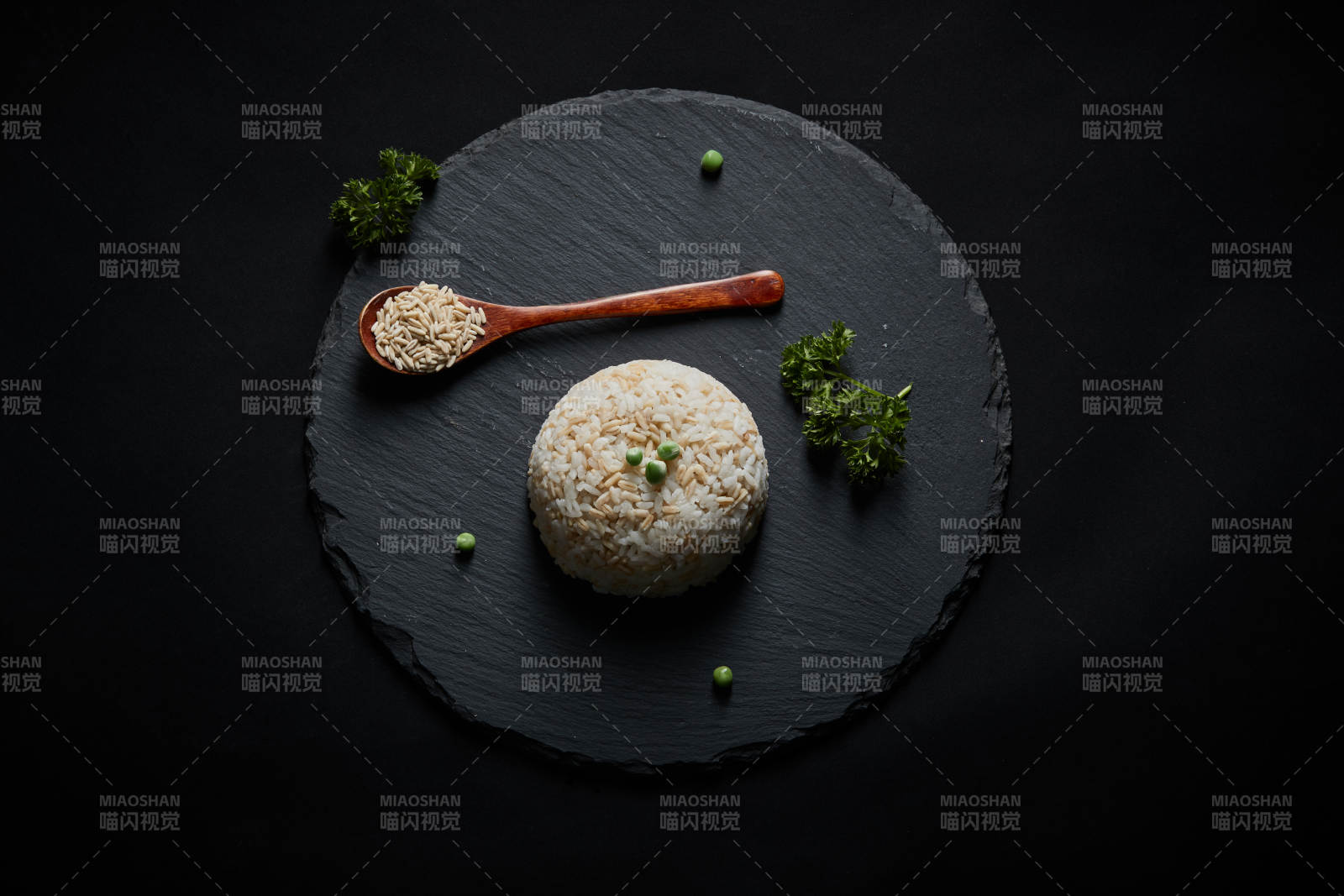 黑色青石板上摆放的燕麦米及蒸燕麦米饭