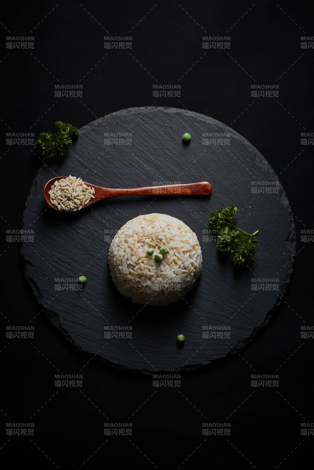 黑色青石板上擺放的燕麥米及蒸燕麥米飯