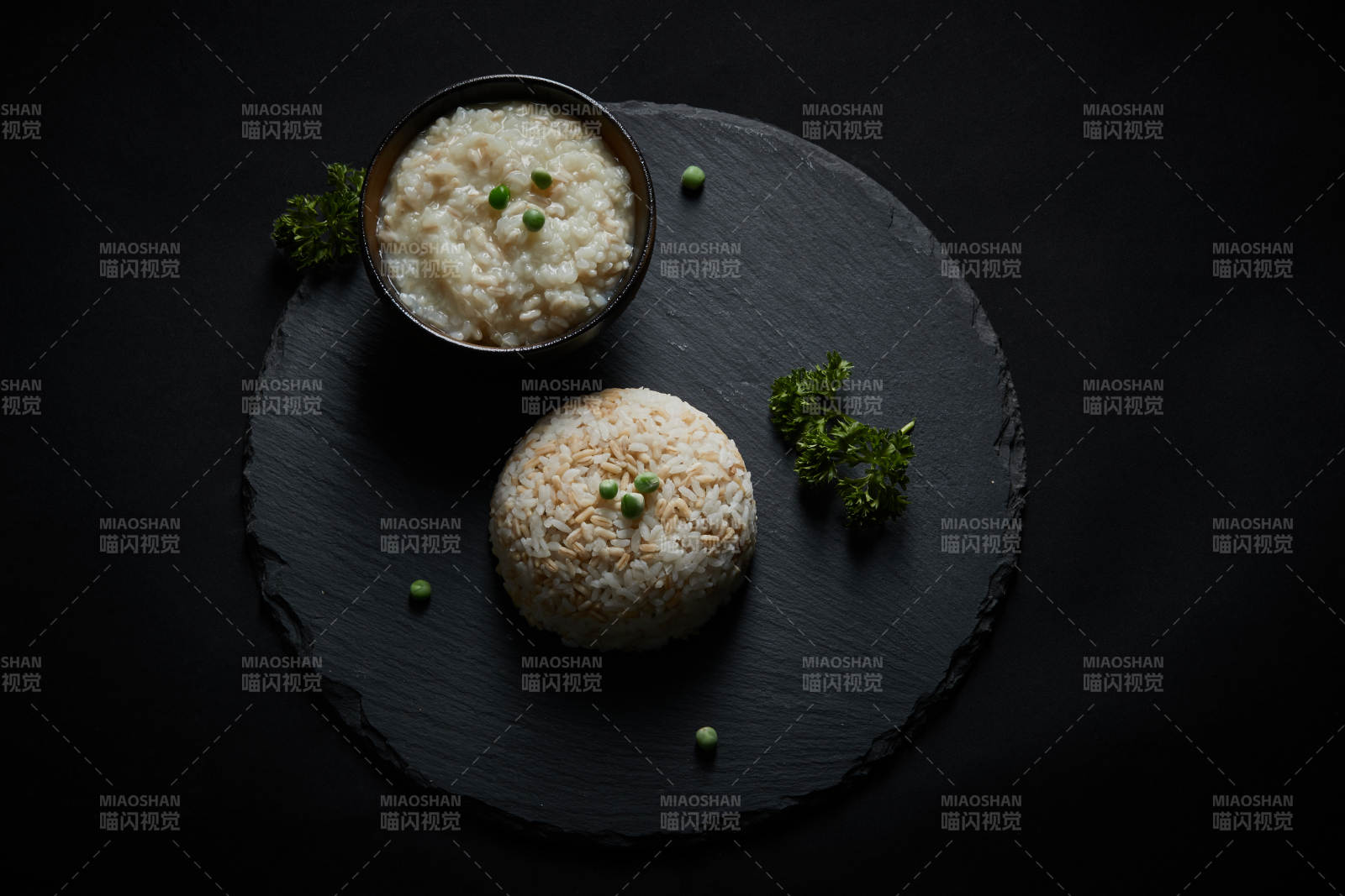 黑色青石板上摆放的燕麦米及蒸燕麦米饭