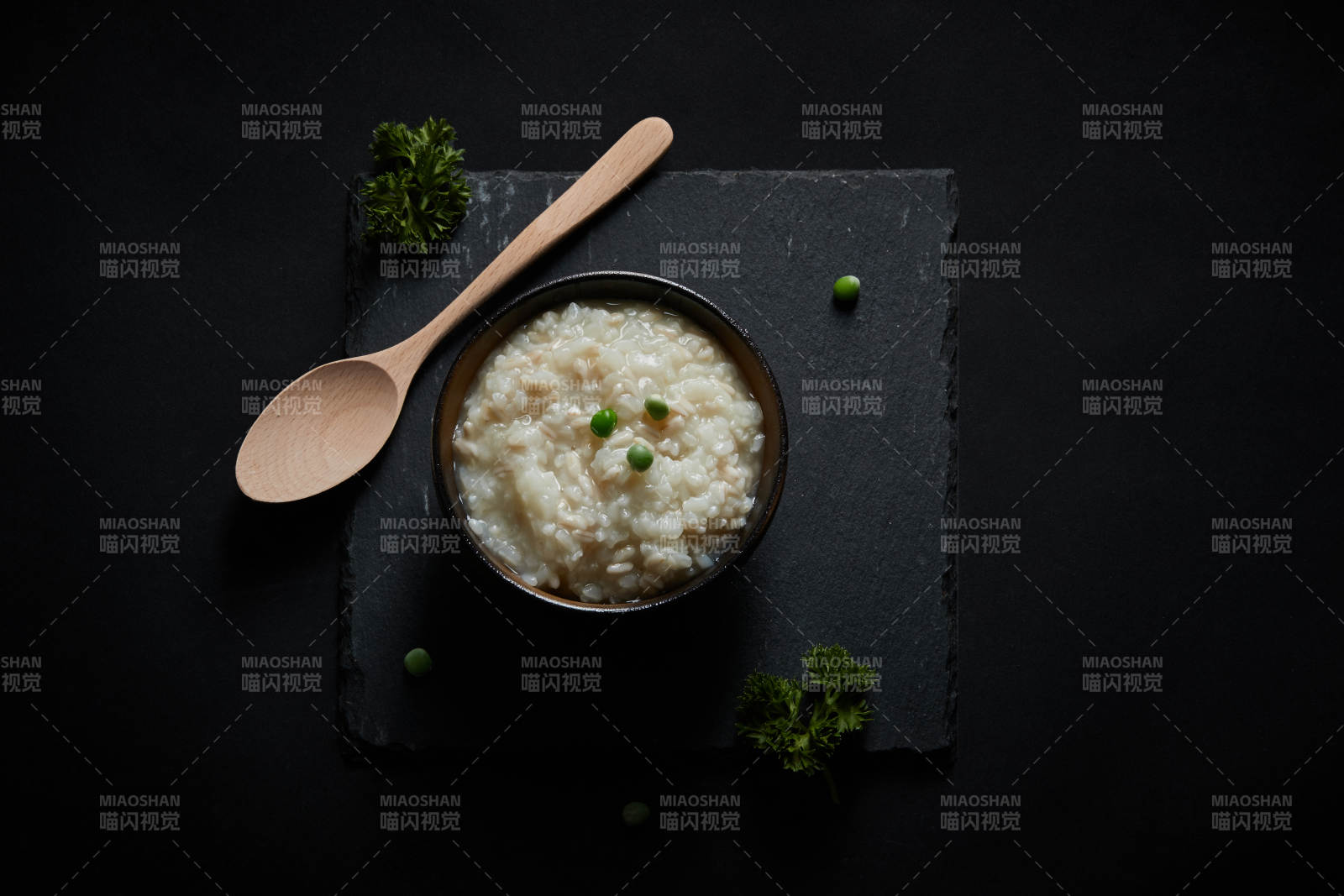 黑色青石板上擺放的燕麥米及蒸燕麥米飯
