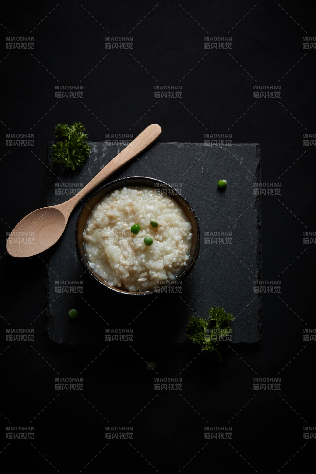 黑色青石板上摆放的燕麦米及蒸燕麦米饭