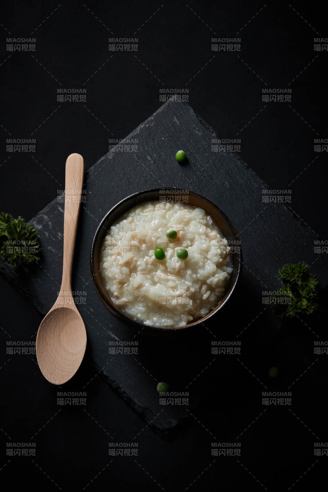 黑色青石板上擺放的燕麥米及蒸燕麥米飯
