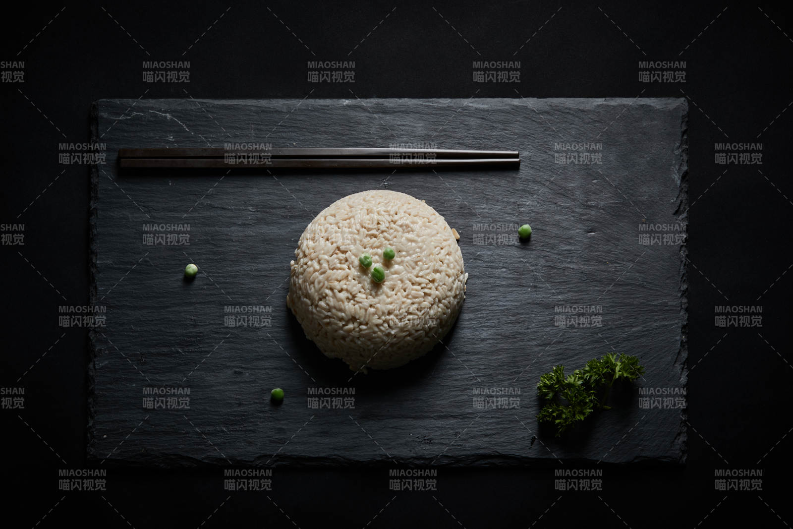 黑色青石板上摆放的燕麦米及蒸燕麦米饭