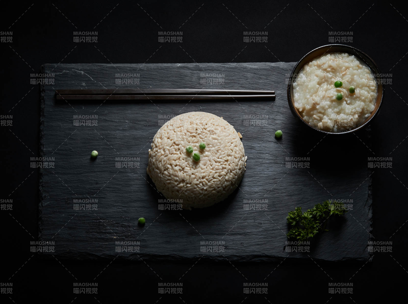 黑色青石板上摆放的燕麦米及蒸燕麦米饭