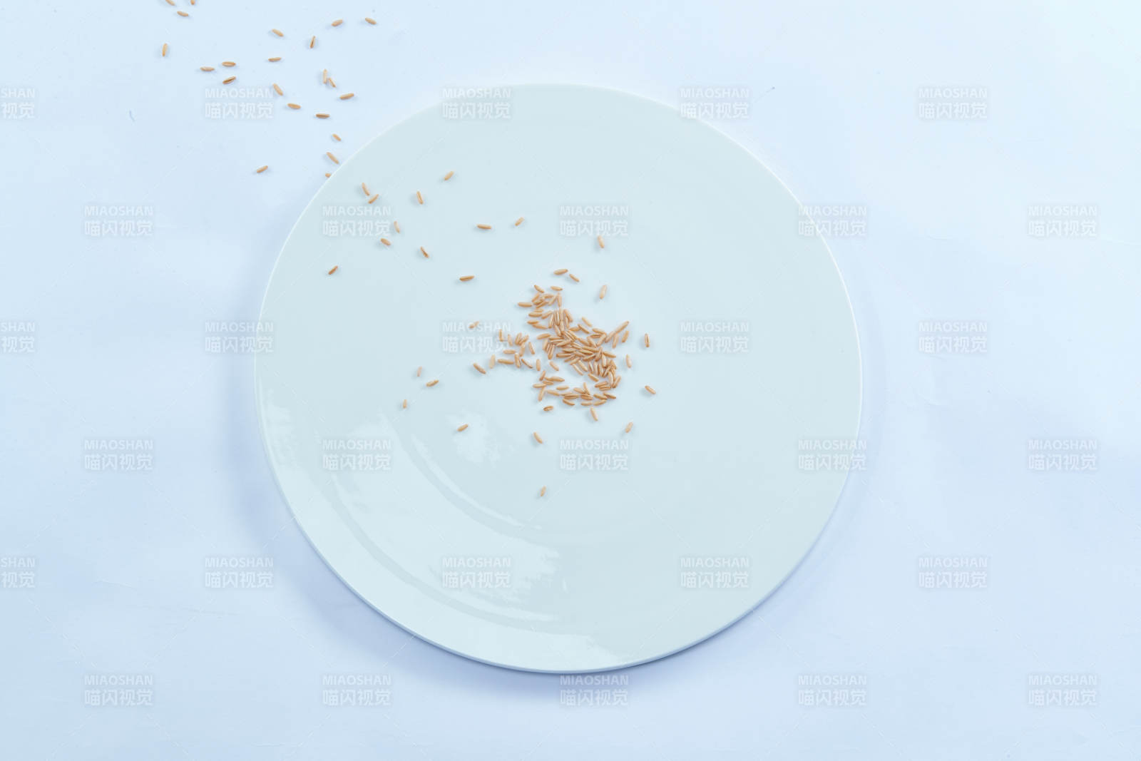 白色纸背景上的青釉瓷餐具及木质餐具装的燕麦米-摄影图