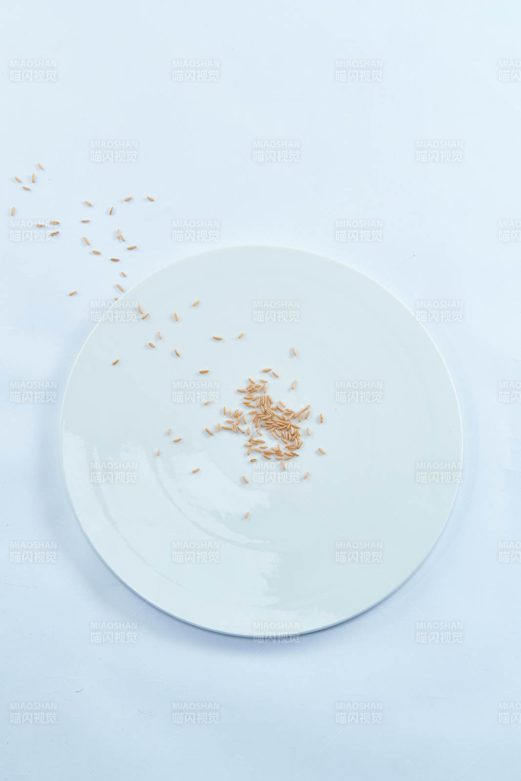 白色纸背景上的青釉瓷餐具及木质餐具装的燕麦米-摄影图