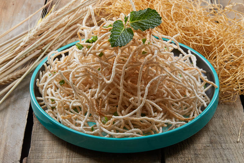 青瓷盘装的油炸荞麦面