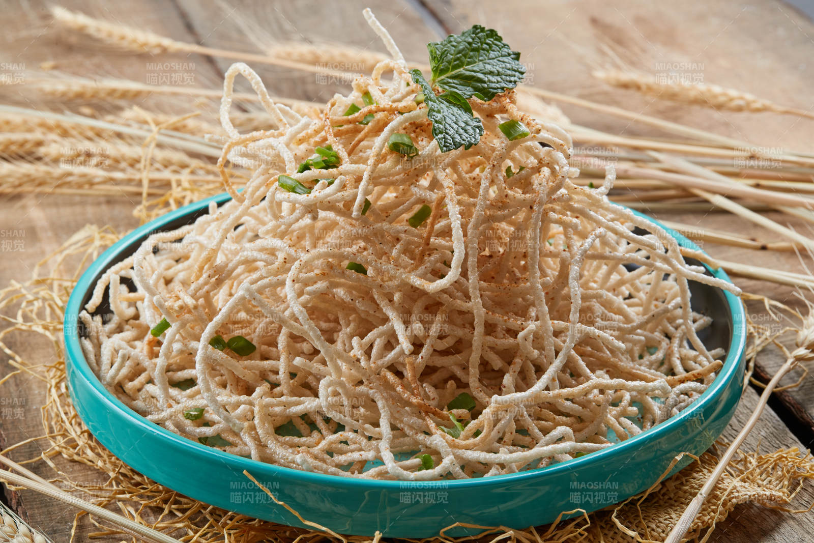 青瓷盘装的油炸荞麦面