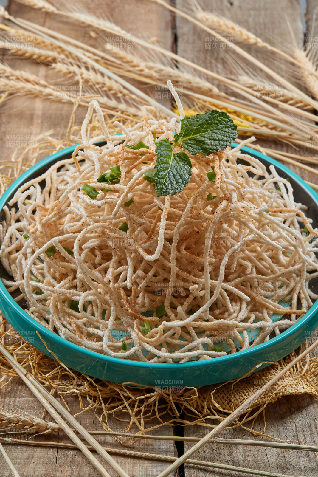 青瓷盘装的油炸荞麦面