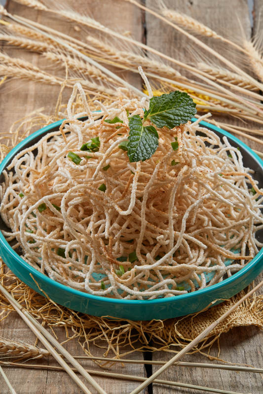 青瓷盘装的油炸荞麦面
