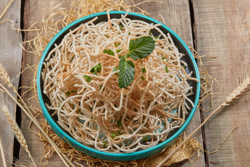 青瓷盘装的油炸荞麦面