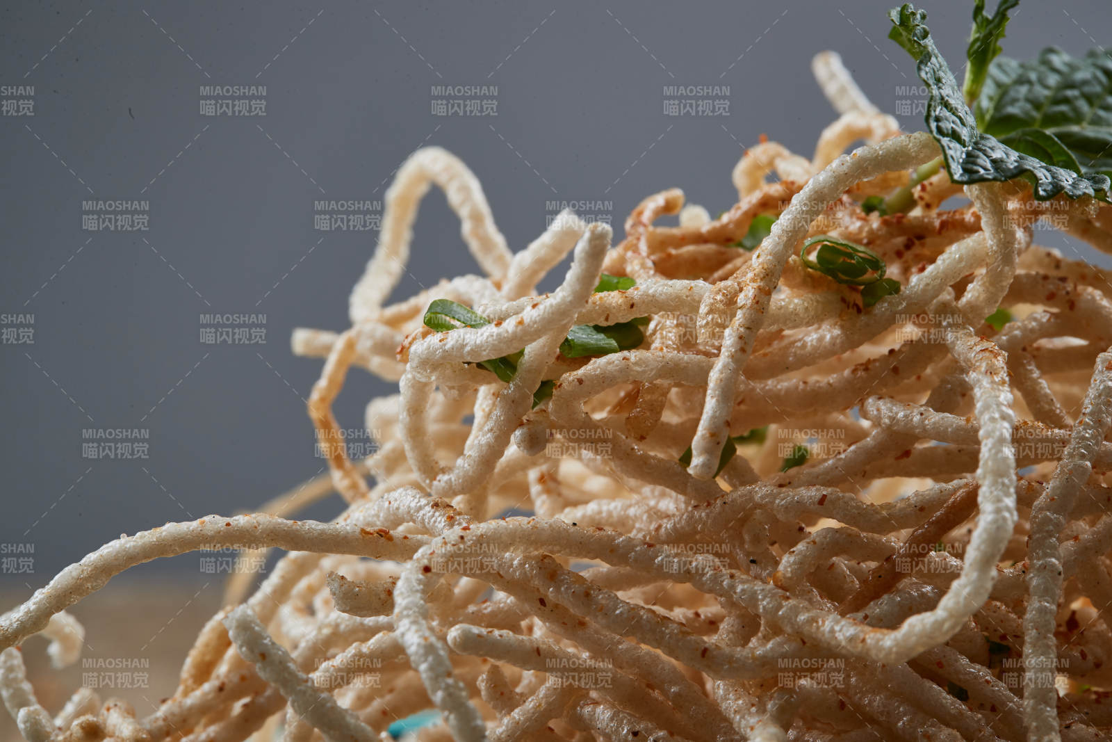 青瓷盘装的油炸荞麦面