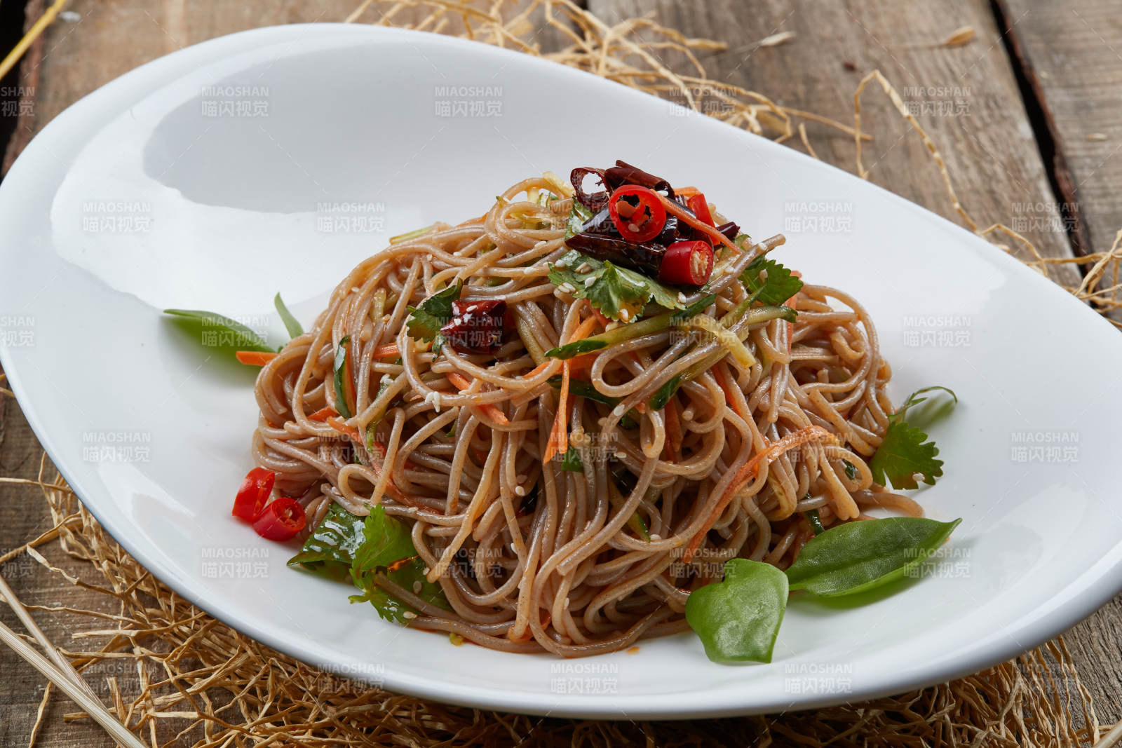 白色瓷盘装的的香辣荞麦凉面