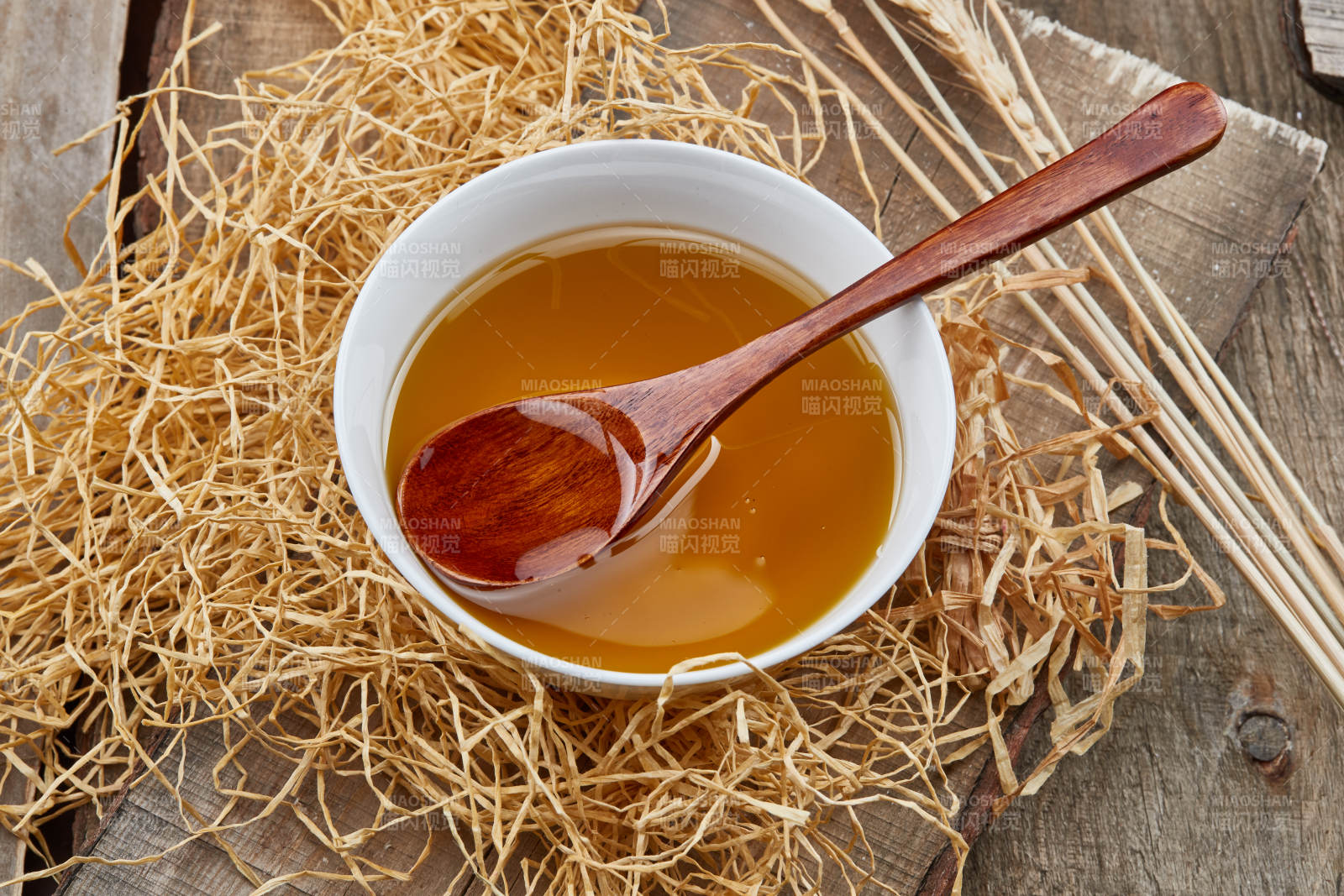 芳香四溢营养健康的胡麻亚麻籽食用油特写