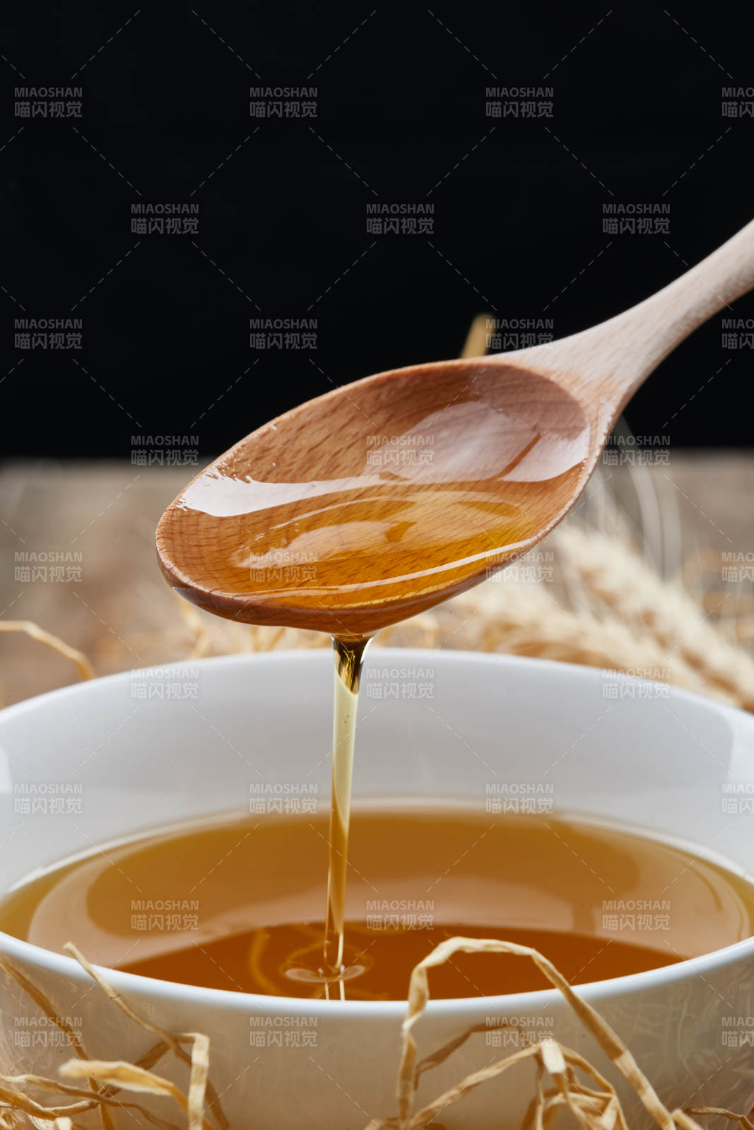 芳香四溢营养健康的胡麻亚麻籽食用油特写