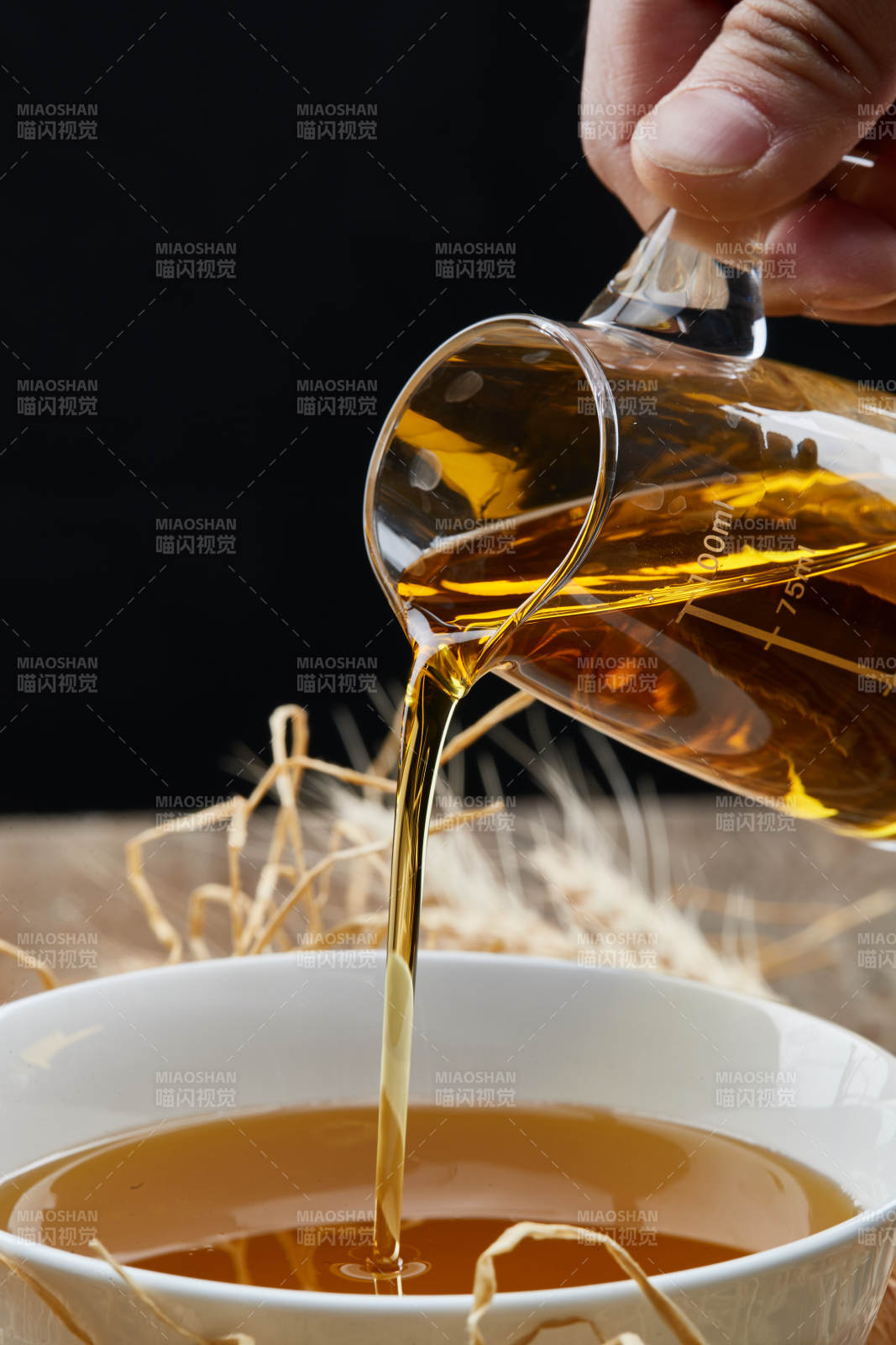 芳香四溢营养健康的胡麻亚麻籽食用油特写