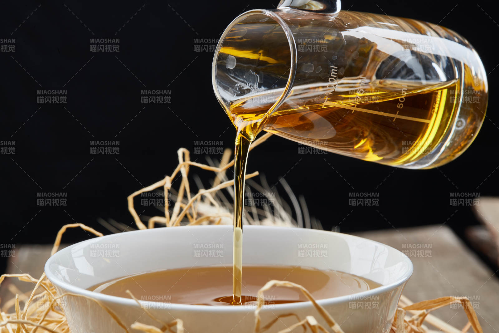 芳香四溢营养健康的胡麻亚麻籽食用油特写