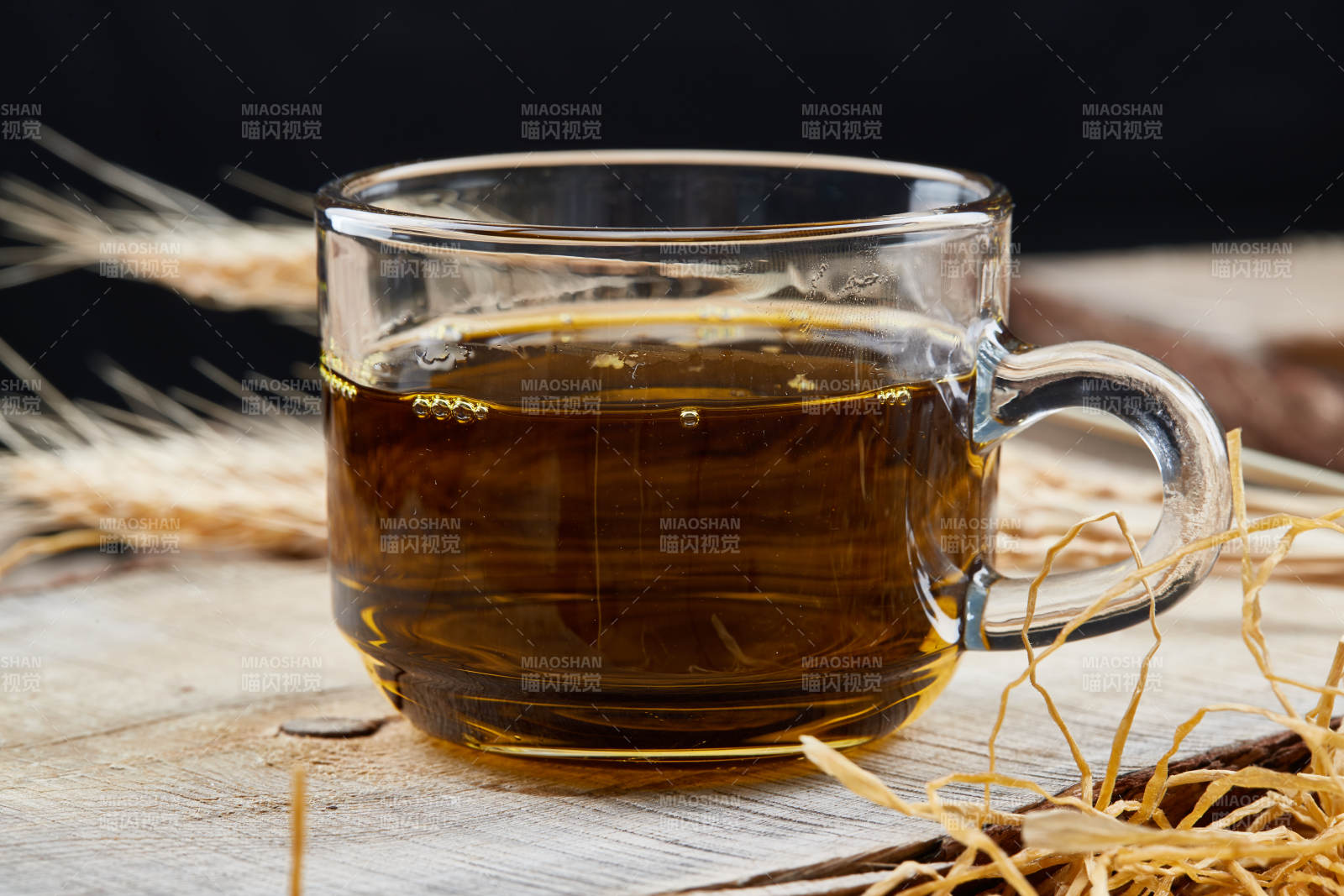 芳香四溢营养健康的胡麻亚麻籽食用油特写