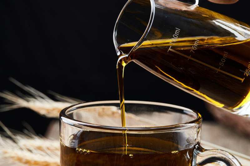 芳香四溢营养健康的胡麻亚麻籽食用油特写