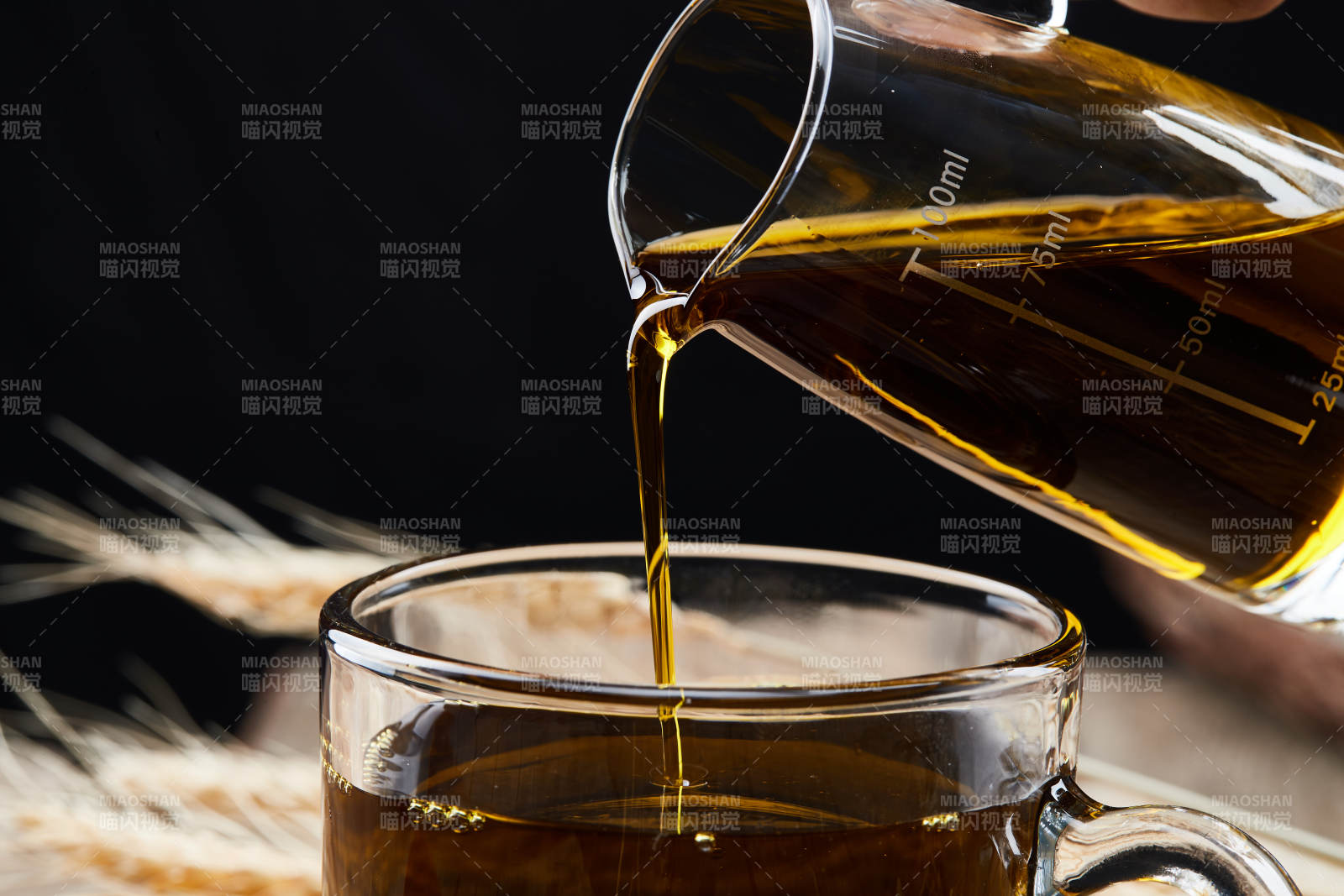 芳香四溢营养健康的胡麻亚麻籽食用油特写