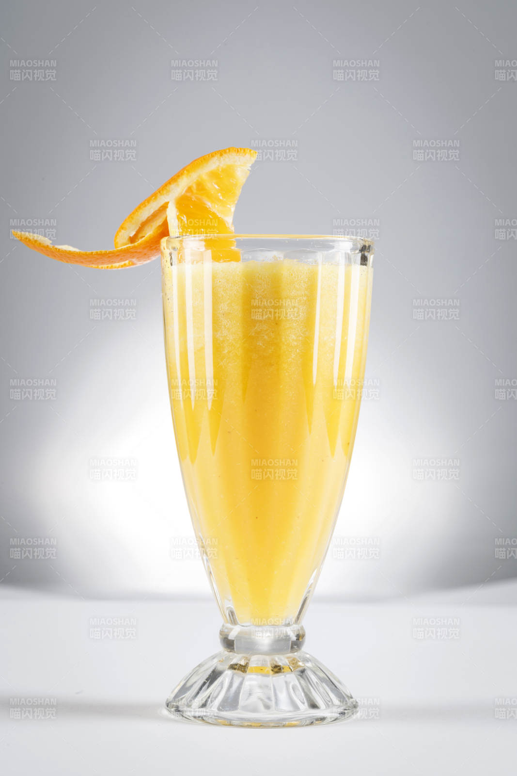 玻璃被撞的鲜榨橙汁