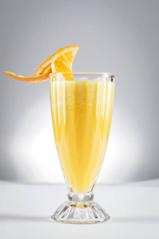 玻璃被撞的鲜榨橙汁