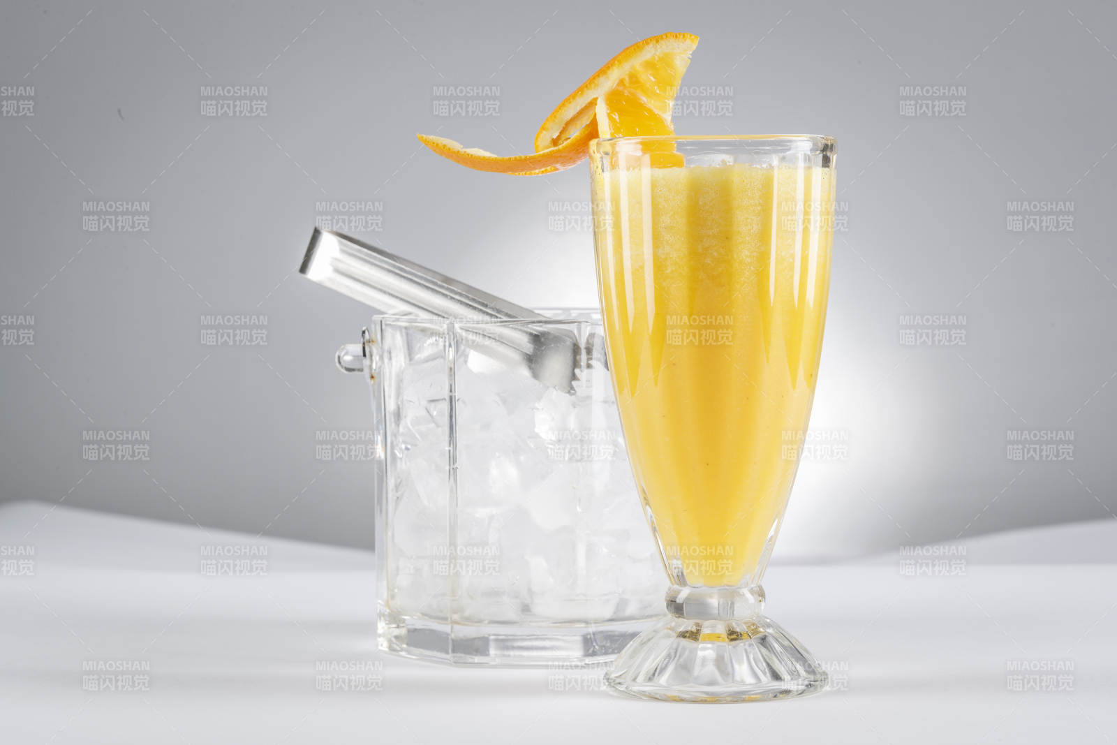 玻璃被撞的鮮榨橙汁