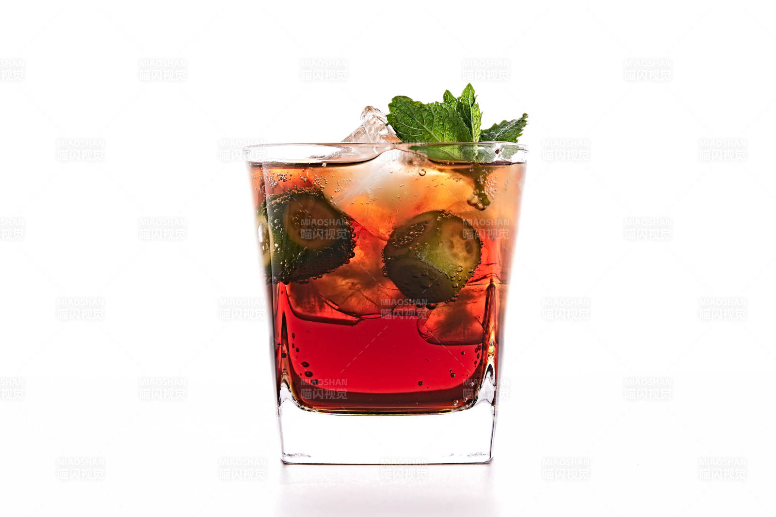 透明玻璃被装的满是冰块清凉解暑的碳酸饮料