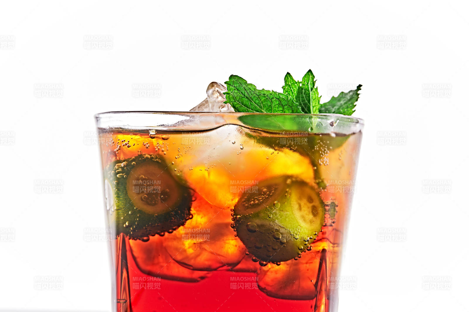 透明玻璃被装的满是冰块清凉解暑的碳酸饮料