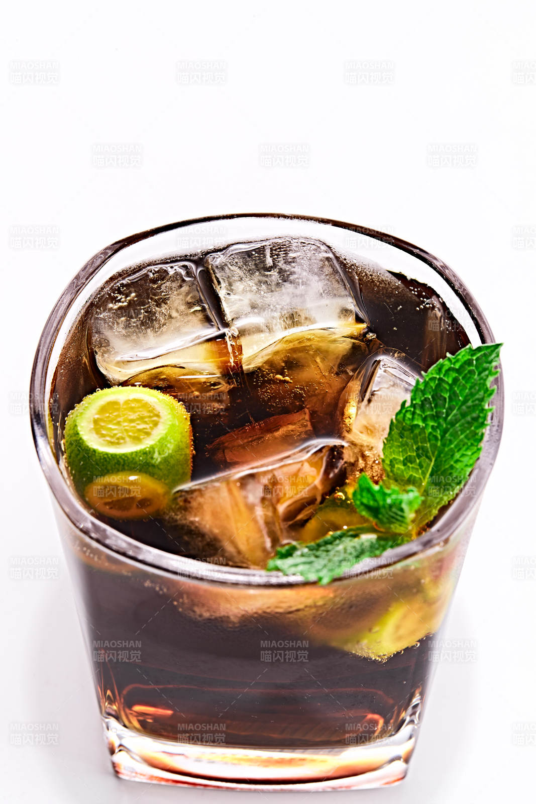 透明玻璃被装的满是冰块清凉解暑的碳酸饮料