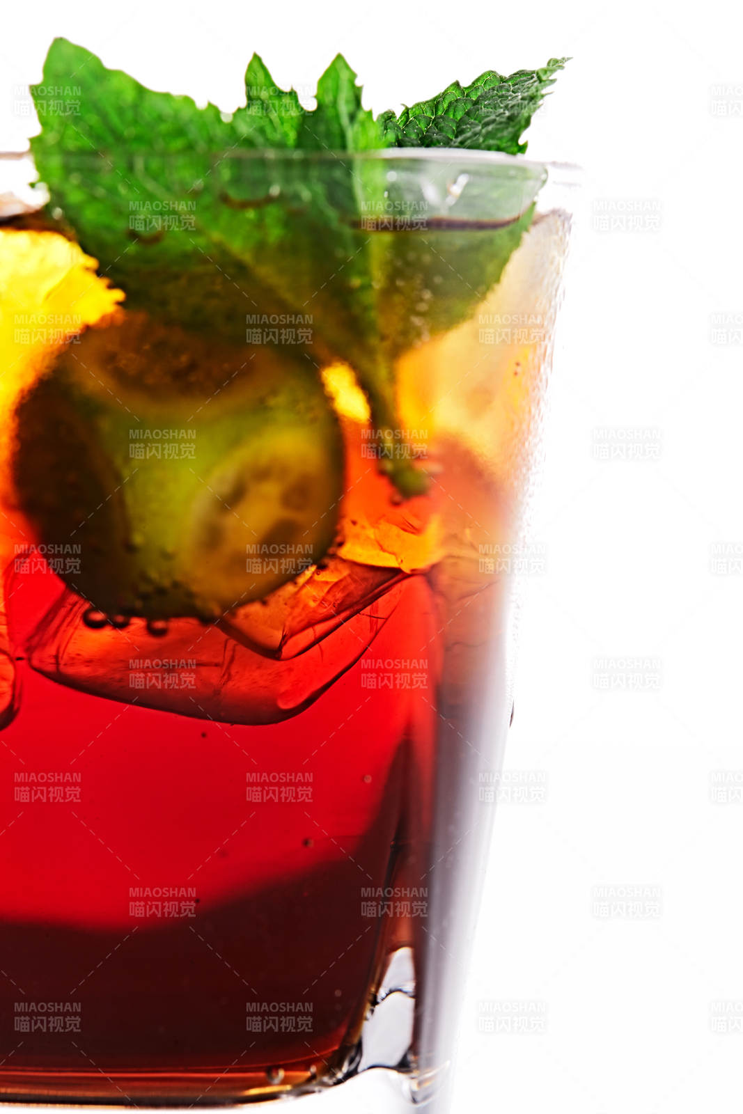 透明玻璃被装的满是冰块清凉解暑的碳酸饮料