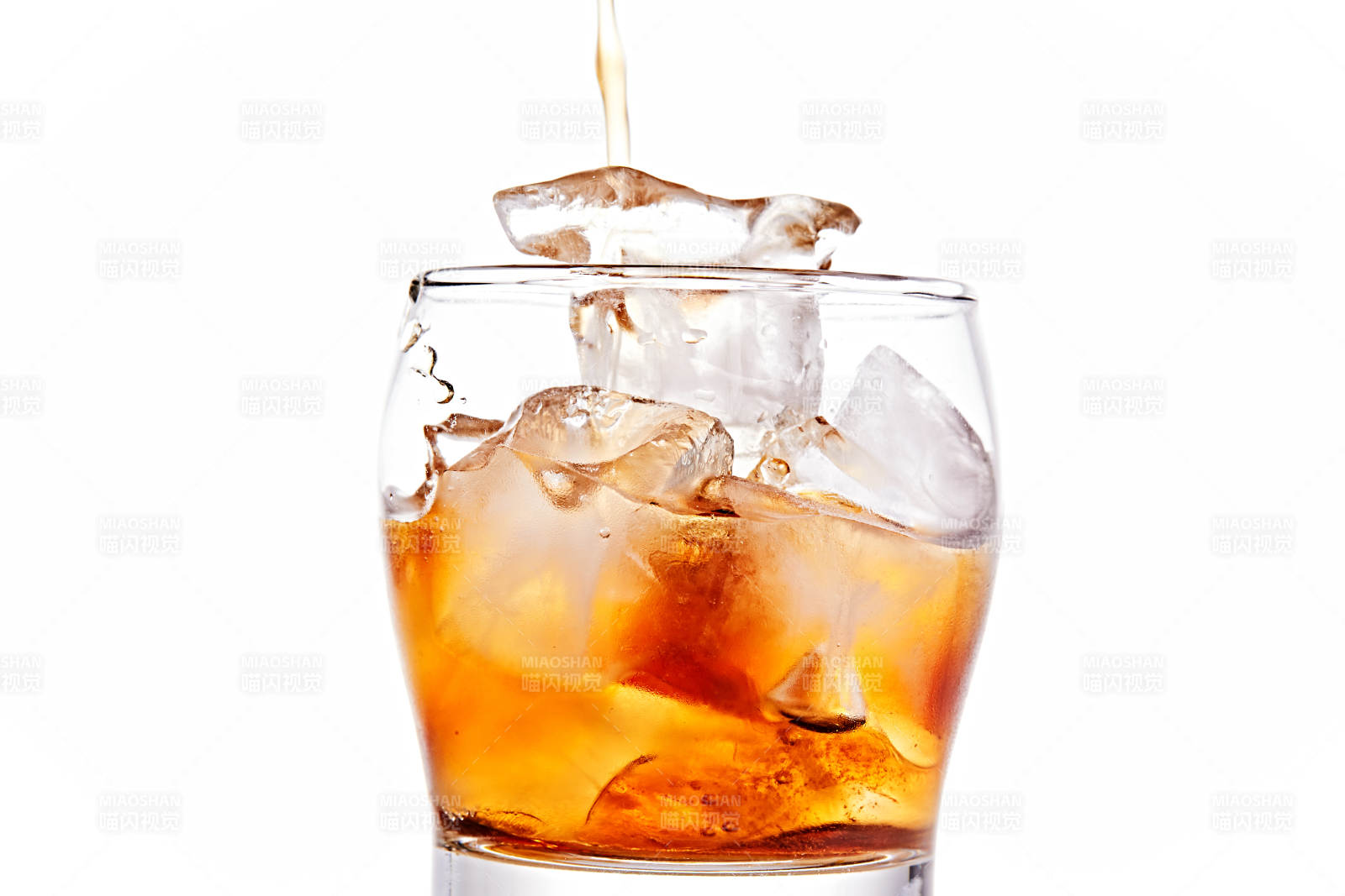 透明玻璃被装的满是冰块清凉解暑的碳酸饮料