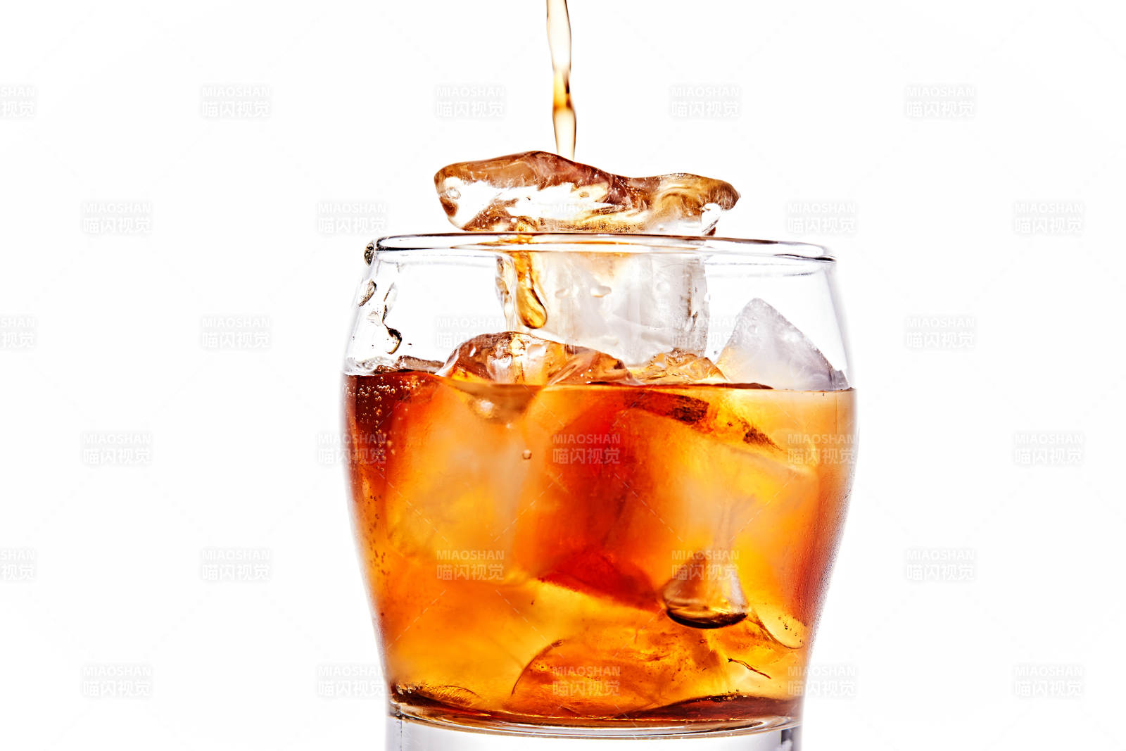 透明玻璃被装的满是冰块清凉解暑的碳酸饮料